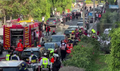 Les services d'urgence sur le site d'une frappe iranienne sur le centre d'Israël