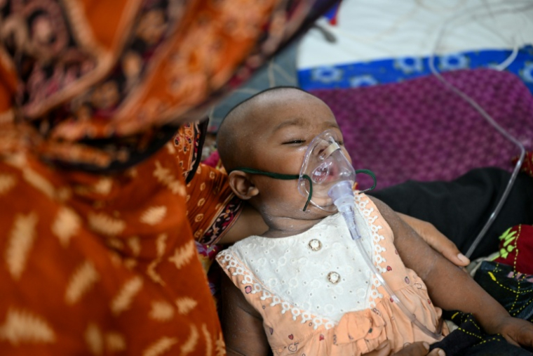 Un enfant reçoit un traitement contre la rougeole à l'hôpital Shishu, le 4 septembre 2026 à Dacca, au Bangladesh ( AFP / Salahuddin Ahmed )