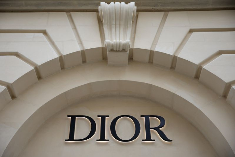 Le logo de la maison de couture française Dior sur la façade du 30 Montaigne