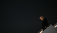 Le président américain Donald Trump descend de l'avion présidentiel Air Force One à son arrivée à la base militaire de Joint Base Andrews, dans le Maryland, le 13 avril 2025. Il revient à Washington après avoir passé le week-end en Floride. (Photo : Mandel NGAN / AFP)