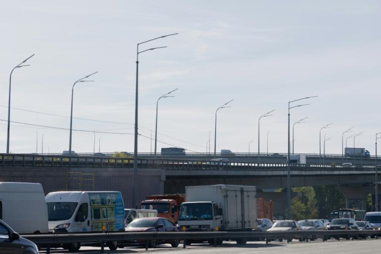 Des embouteillages à Kyiv le 2 octobre 2026, où la circulation était paralysée après la fermeture de l’un des principaux ponts de la ville à la suite d’une nouvelle vague de frappes de drones russes ( AFP / Tetiana DZHAFAROVA )