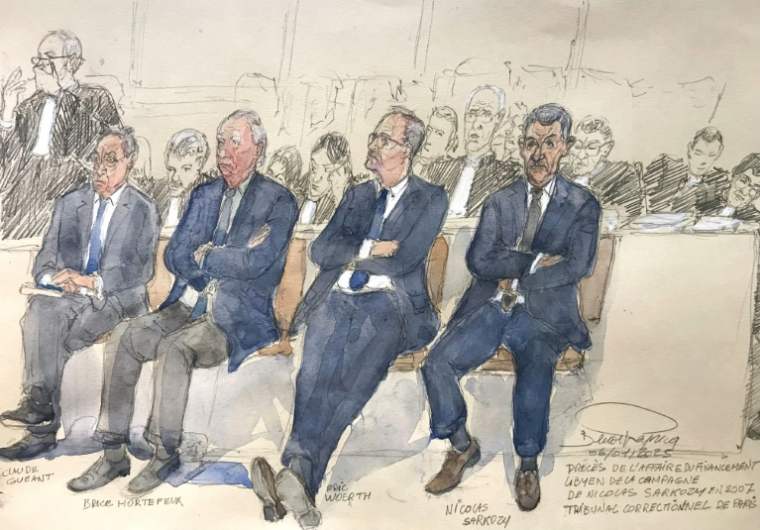 Croquis d'audience représentant, de droite à gauche: l'ex-président français Nicolas Sarkozy, le député Eric Woerth, l'ancien ministre de l'Intérieur Brice Hortefeux, l'ancien ministre de l'Intérieur Claude Guéant, le 6 janvier 2025 au tribunal de Paris ( AFP / Benoit PEYRUCQ )