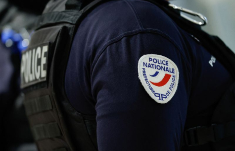 Un policier attend à l'extérieur de la salle d'audience du palais de justice de Paris