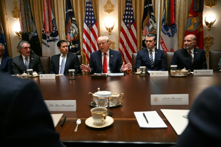 Le président américain Donald Trump avec les membres de son cabinet, à la Maison blanche à Washington le 26 mars 2026 ( AFP / Jim WATSON )