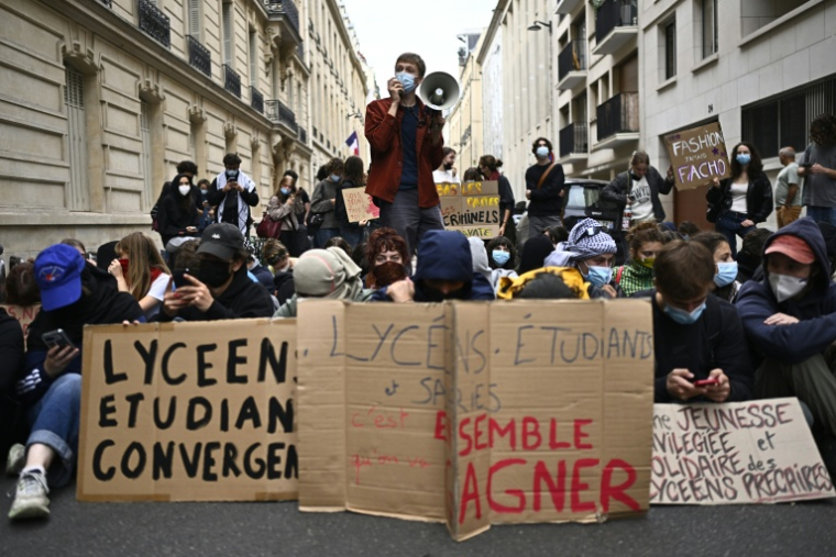 Des étudiants manifestent en solidarité avec les lycéens près de SciencesPo Paris le 7 octobre 2026 ( AFP / JULIEN DE ROSA )