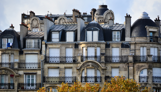 Le Crédit Agricole anticipe une année 2016 plutôt calme pour le marché immobilier français, avec une poursuite de la tendance baissière des prix, actuellement encore ''élevés''.