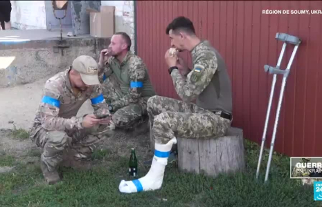 Ukraine : à Soumy, des soldats ukrainiens en partance ou de retour de la région russe de Koursk