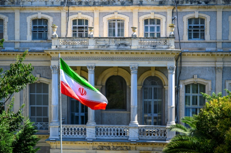 Le drapeau iranien flotte devant le consulat d'Iran à Istanbul le 25 juillet 2025 ( AFP / Yasin AKGUL )