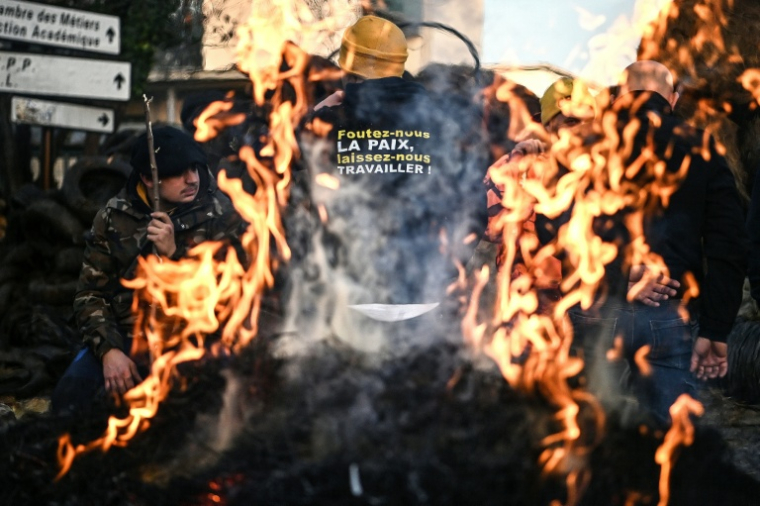 Des agriculteurs du syndicat CR47 (Coordination rurale 47) rassemblés à Agen, le 12 décembre 2025 dans le Lot-et-Garonne ( AFP / Christophe ARCHAMBAULT )