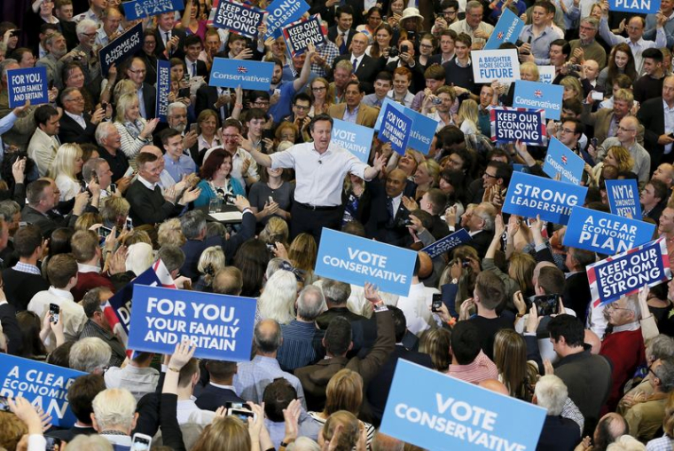 LA CARRIÈRE DE DAVID CAMERON TIENT À UN FIL