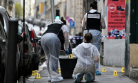Des membres de la police scientifique sur une scène de crime après qu'un homme a été abattu en plein jour, à Marseille le 9 octobre 2025 ( AFP / Miguel MEDINA )