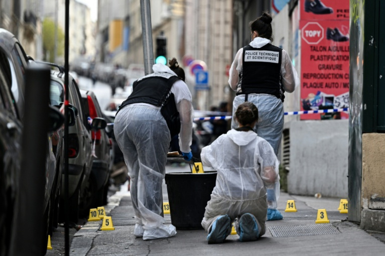 Des membres de la police scientifique sur une scène de crime après qu'un homme a été abattu en plein jour, à Marseille le 9 octobre 2025 ( AFP / Miguel MEDINA )