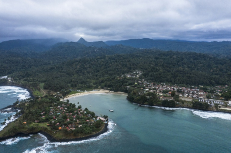 Vue aérienne de la roça d'Agua Ize, l'une des six classées par l'Unesco, et de ses alentours, à Sao Tomé-et-Principe, le 10 août 2026 ( AFP / Daniel BELOUMOU OLOMO )