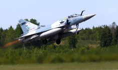 Photo d'archives: L'avion de combat Mirage 2000-5 de l'armée de l'air française décolle lors de la mission de police aérienne de l'OTAN dans la base aérienne militaire d'Amari