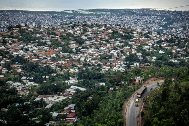 (Photo d'archives) Vue d'ensemble d'une zone résidentielle densément peuplée le long des rives du lac Tanganyika à Bujumbura (Burundi), le 7 mai 2025 ( AFP / Luis TATO )