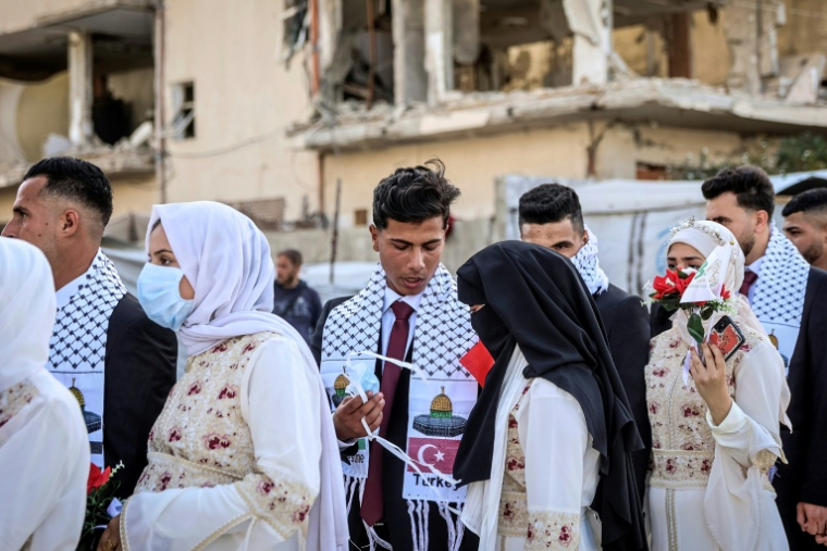 Des couples palestiniens attendent leur union lors d'une cérémonie de mariage collectif, dans la ville de Gaza le 11 mai 2026. ( AFP / Omar AL-QATTAA )