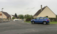 Capture d'écran d'une vidéo AFP montrant une voiture de gendarmerie garée dans une rue où une collégienne de 14 ans a été tuée à l'arme blanche, le 6 mai 2026 à Fère-en-Tardenois, dans l'Aisne ( AFP / Noorullah SHIRZADA )