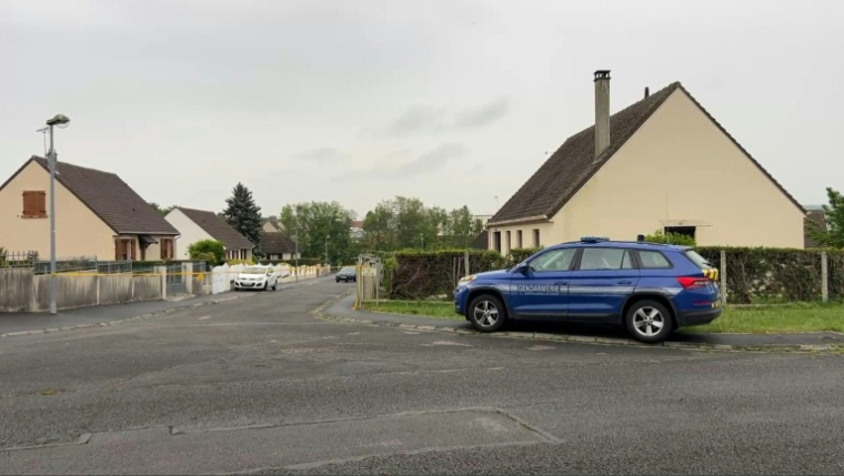 Capture d'écran d'une vidéo AFP montrant une voiture de gendarmerie garée dans une rue où une collégienne de 14 ans a été tuée à l'arme blanche, le 6 mai 2026 à Fère-en-Tardenois, dans l'Aisne ( AFP / Noorullah SHIRZADA )