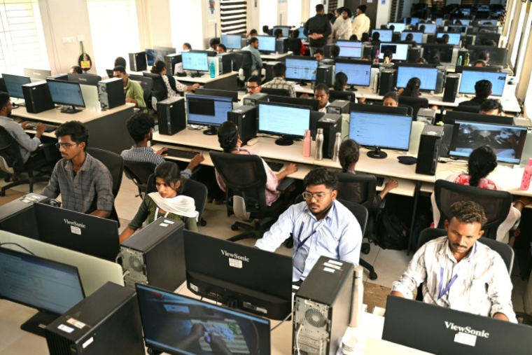 Des employés de la société Objectways annotent, c'est-à-dire décomposent en langage machine, les gestes enregistrés par les caméras, le 13 mai 2026 à Karur, en Inde ( AFP / R.Satish BABU )