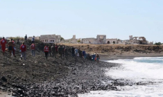Des membres du Croissant-Rouge syrien travaillent sur le rivage après le naufrage d'un bateau de migrants, à Tartous