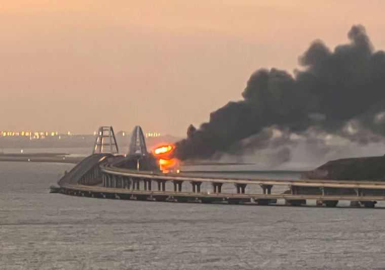 Un incendie sur le pont de Kerch reliant la Crimée à la Russie