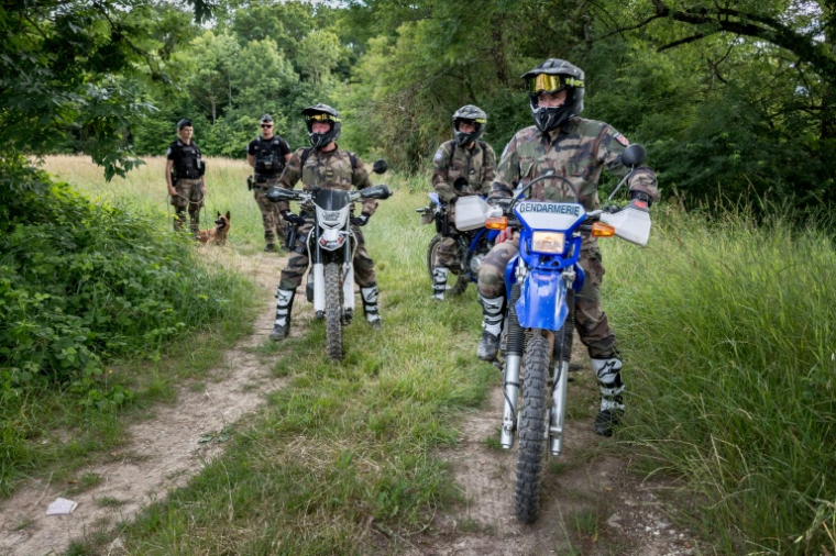 Forces de l'ordre françaises patrouillant à la frontière entre la France et la Suisse avant le sommet du G7 à Evian, le 11 juin 2026 ( AFP / Elodie LE MAOU )
