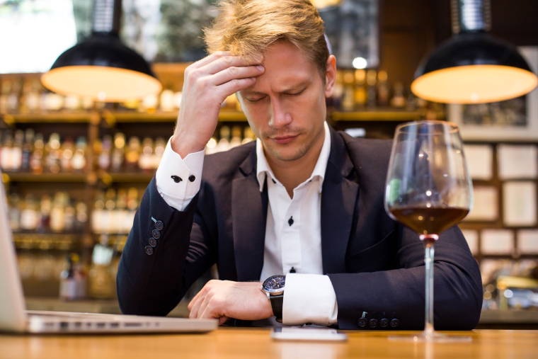 Les réactions d’hypersensibilité aux boissons alcoolisées, et particulièrement au vin rouge, sont relativement fréquentes. (crédit: Adobe Stock)