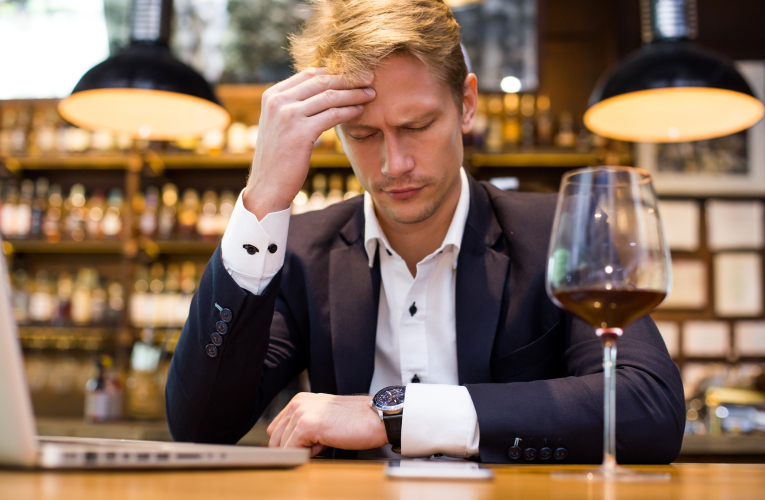 Les réactions d’hypersensibilité aux boissons alcoolisées, et particulièrement au vin rouge, sont relativement fréquentes. (crédit: Adobe Stock)