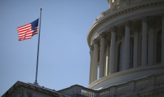 Le drapeau américain flotte au Capitole de Washington