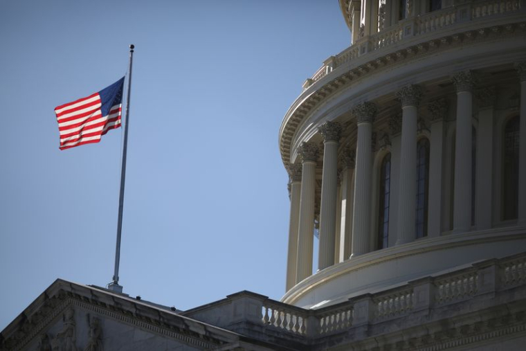 Le drapeau américain flotte au Capitole de Washington