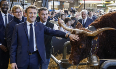 Emmanuel Macron et Marc Fesneau lors du salon de l'agriculture, le 25 février 2023. ( POOL / LUDOVIC MARIN )