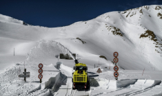 Une fraise à neige déneige une route au col du Galibier dans les Alpes le 20 mai 2026 ( AFP / Jeff PACHOUD )