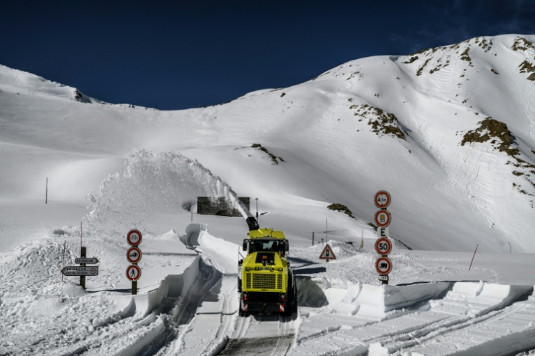 Une fraise à neige déneige une route au col du Galibier dans les Alpes le 20 mai 2026 ( AFP / Jeff PACHOUD )