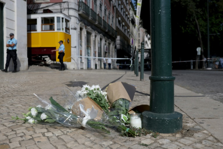Des fleurs déposées à la mémoire des victimes au lendemain du déraillement d'un funiculaire, le 4 septembre 2025 à Lisbonne, au Portugal ( AFP / PATRICIA DE MELO MOREIRA )