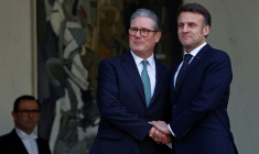 Le président français Emmanuel Macron accueille le Premier ministre britannique Keir Starmer à son arrivée pour une réunion à Paris