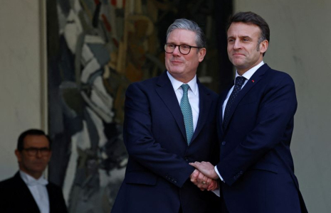 Le président français Emmanuel Macron accueille le Premier ministre britannique Keir Starmer à son arrivée pour une réunion à Paris