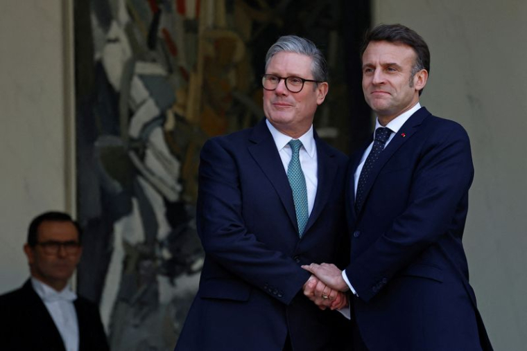 Le président français Emmanuel Macron accueille le Premier ministre britannique Keir Starmer à son arrivée pour une réunion à Paris