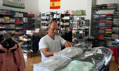 Le commerçant Mark Diab dispose des marchandises dans sa boutique situé près d’une base de la Finul, à Ibl al-Saqi, à la frontière du sud du Liban, le 13 octobre 2026 ( AFP / Joseph EID )