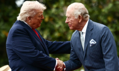 Le président américain Donald Trump reçoit le roi Charles III lors d'une cérémonie d'accueil sur la pelouse sud de la Maison Blanche à Washington, le 28 avril 2026 ( AFP / Henry NICHOLLS )