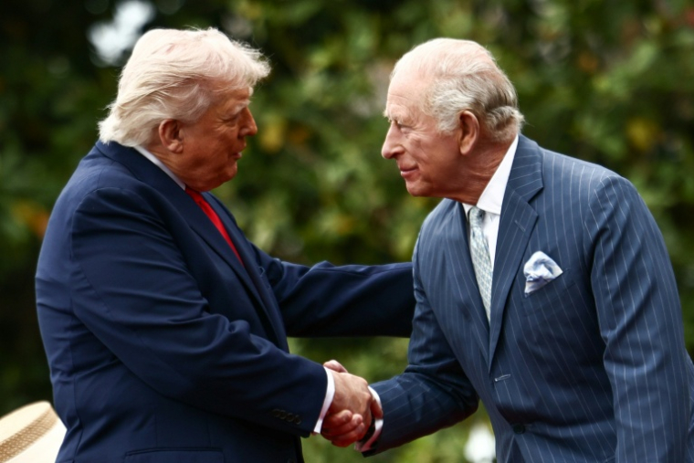 Le président américain Donald Trump reçoit le roi Charles III lors d'une cérémonie d'accueil sur la pelouse sud de la Maison Blanche à Washington, le 28 avril 2026 ( AFP / Henry NICHOLLS )