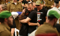Funérailles du soldat israélien Tamir Nimrodi, capturé par le Hamas lors de l'attaque du 7 octobre 2023 contre le sud d'Israël, dans la ville de Kfar Saba, dans le centre d'Israël, le 16 octobre 2025  ( AFP / Jack GUEZ )