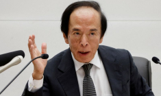 Le gouverneur de la Banque du Japon participe à une conférence de presse après la réunion de politique monétaire, à Tokyo