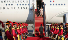 Le président français Emmanuel Macron (G) et son épouse Brigitte Macron (D) arrivent à la base aérienne de Séoul à Seongnam le 2 avril 2026 ( POOL / Ludovic MARIN )