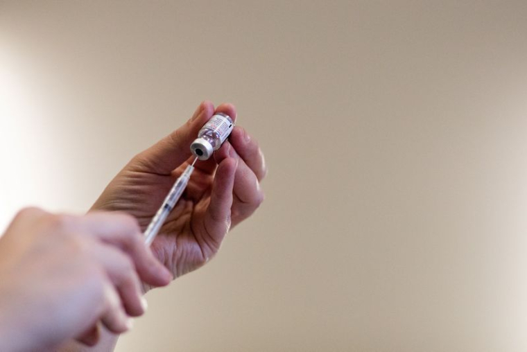 COVID: PREMIÈRE AUTORISATION DU VACCIN CIBLANT LE VARIANT OMICRON EN GRANDE-BRETAGNE