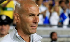 L'entraîneur du Real Madrid, Zinedine Zidane, observe le terrain avant un match, à Los Angeles, le 26 juillet 2017 ( GETTY IMAGES NORTH AMERICA / Sean M. Haffey )