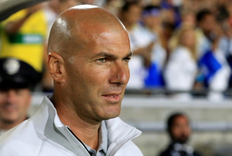 L'entraîneur du Real Madrid, Zinedine Zidane, observe le terrain avant un match, à Los Angeles, le 26 juillet 2017 ( GETTY IMAGES NORTH AMERICA / Sean M. Haffey )