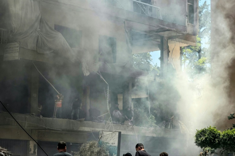 Des habitants recherchent des survivants sur le site d'une frappe aérienne israélienne qui a ciblé un bâtiment dans la banlieue sud de Beyrouth, le 14 juin 2026 au Liban ( AFP / Ibrahim AMRO )
