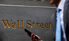 Un homme marche sur Wall St. à l'extérieur de la Bourse de New York
