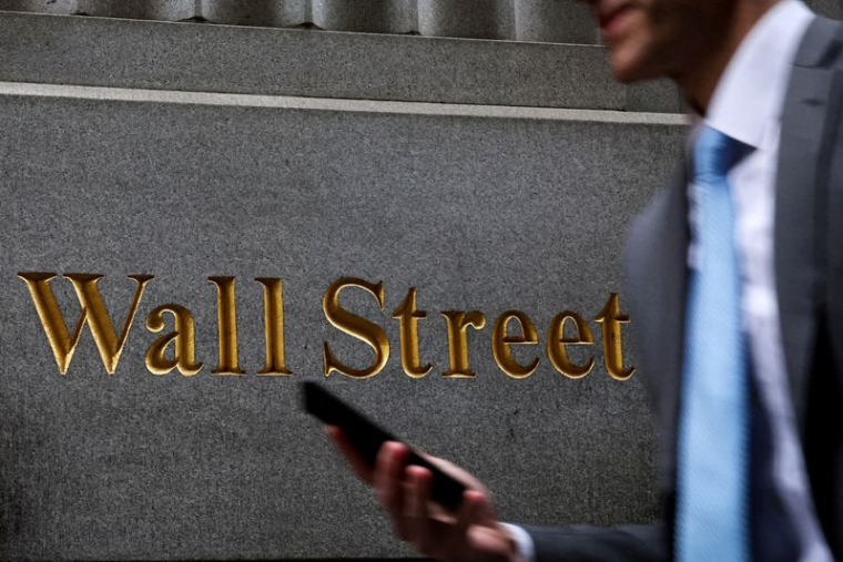 Un homme marche sur Wall St. à l'extérieur de la Bourse de New York