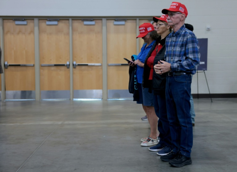 Des sympathisants républicains attendent l'arrivée du vice-président américain JD Vance pour un événement de campagne à Council Bluffs, dans l'Iowa, le 18 septembre 2026 ( POOL / Anna Moneymaker )